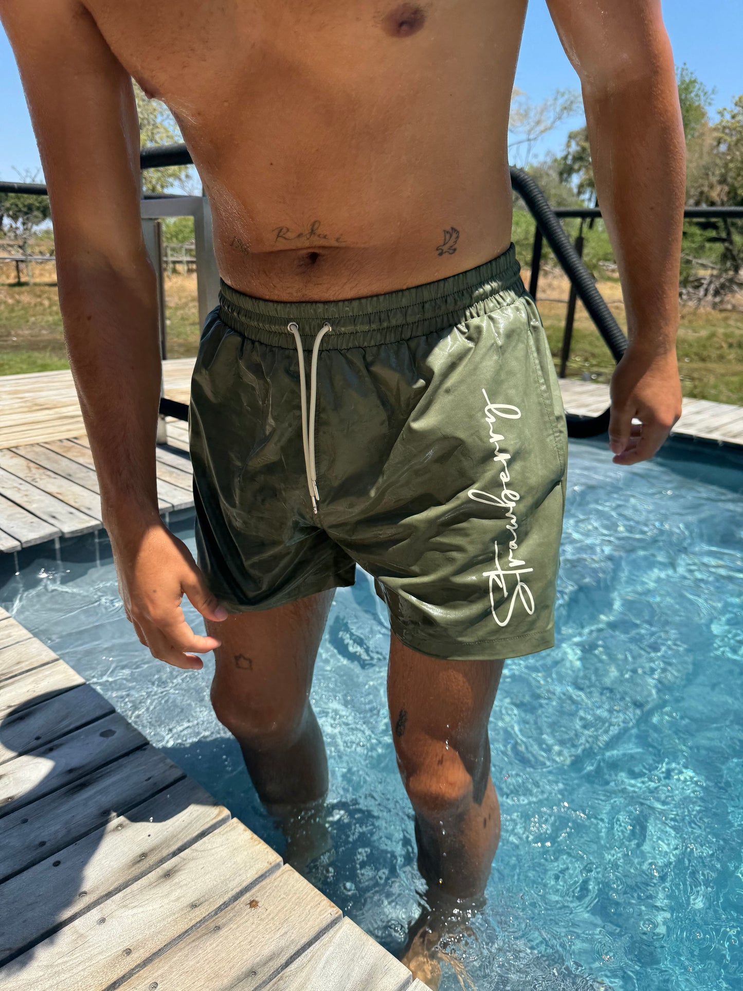 The Bronco Short, the perfect blend of style and comfort for men this summer. Crafted in a versatile khaki green, these swim shorts are designed to complement any look effortlessly. Their subtle color makes them ideal for beach outings or casual gatherings. Featuring a secure fit and practical pockets, The Bronco Short ensures you stay comfortable and stylish whether you're swimming or lounging. Elevate your summer wardrobe with these essential shorts that combine functionality and modern design!