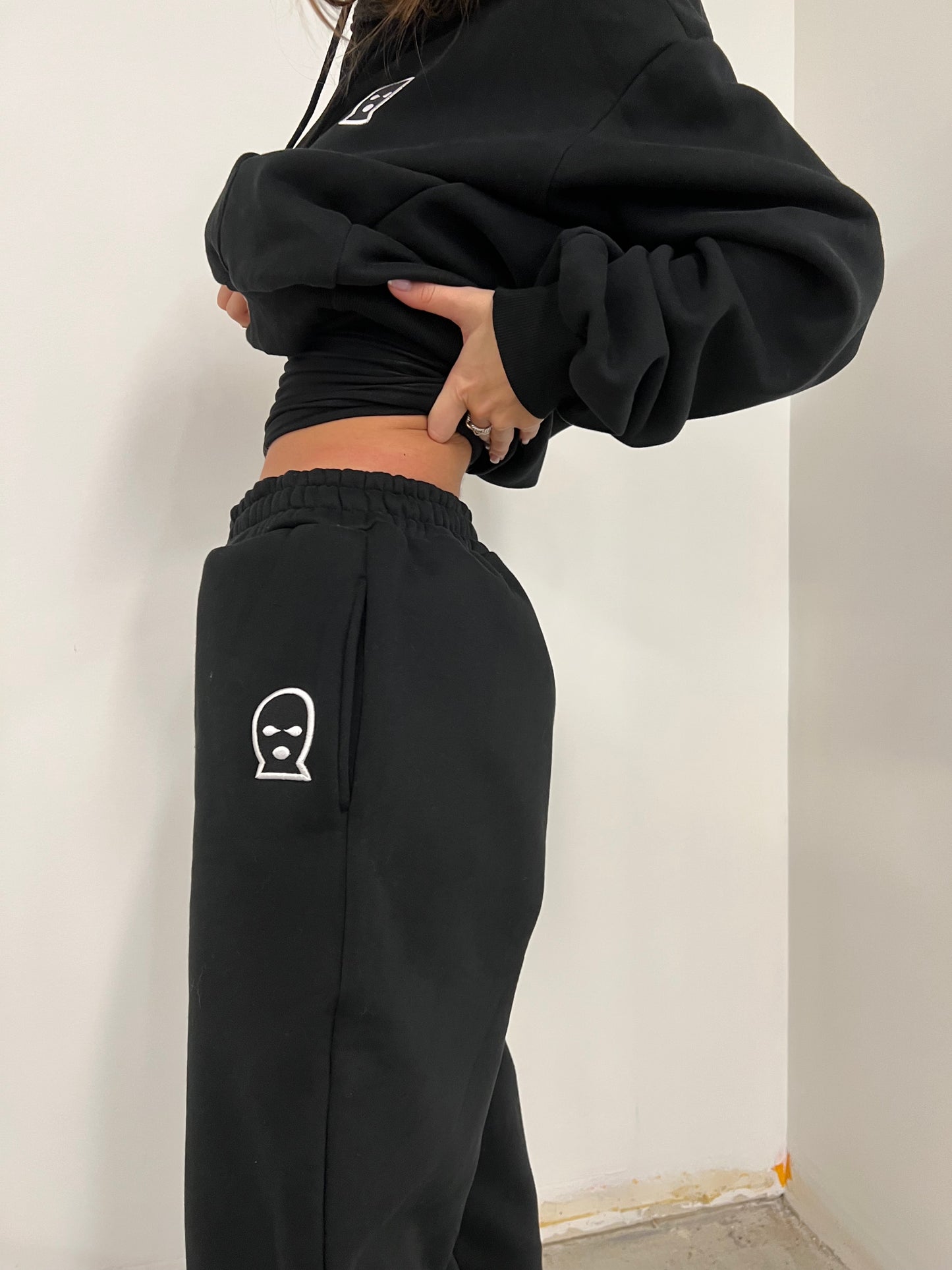 A way to style black sweat pants 🖤 When you want to be cozy & huevon