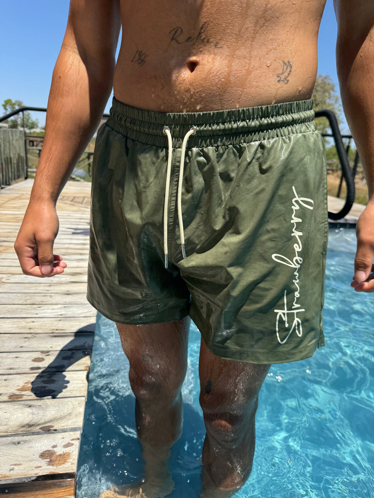 The Bronco Short, the perfect blend of style and comfort for men this summer. Crafted in a versatile khaki green, these swim shorts are designed to complement any look effortlessly. Their subtle color makes them ideal for beach outings or casual gatherings. Featuring a secure fit and practical pockets, The Bronco Short ensures you stay comfortable and stylish whether you're swimming or lounging. Elevate your summer wardrobe with these essential shorts that combine functionality and modern design!